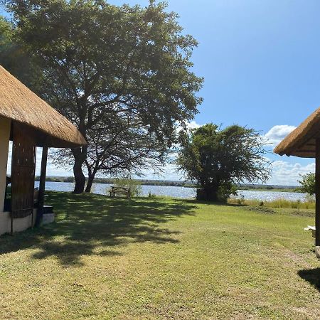 Big 5 Toro Lodge Касане Екстер'єр фото