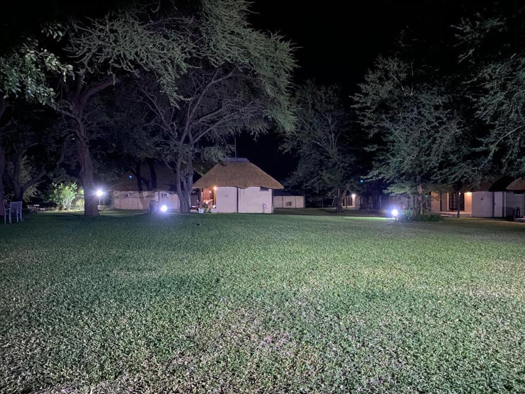 Big 5 Toro Lodge Касане Екстер'єр фото